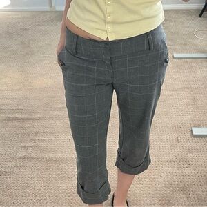 Grey Old Navy low waist plaid capri pants with hints of pink. Size 2.